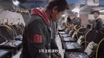 对于黄成来说,雷电竞下载剧团创办于雷电竞,但它生长的土壤却不是这个小县城能够给予的。他们必须不断去往更远、更大的地方,台湾只是一个开始。