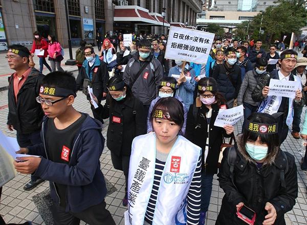 【图】台湾铁路员工除夕上街抗议 要求春节休