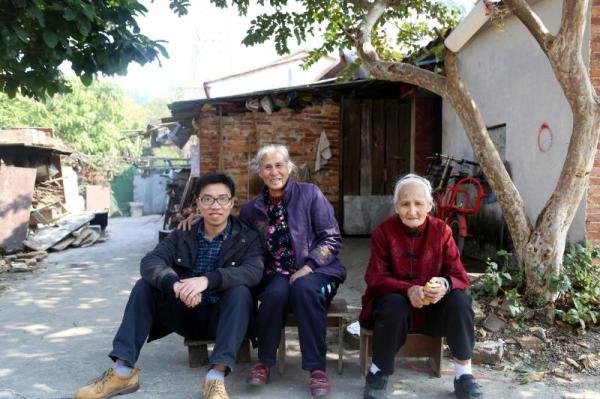佛山“鸡氏姐妹”与记者合影,右一为姐姐鸡二妹,中间为妹妹鸡美英