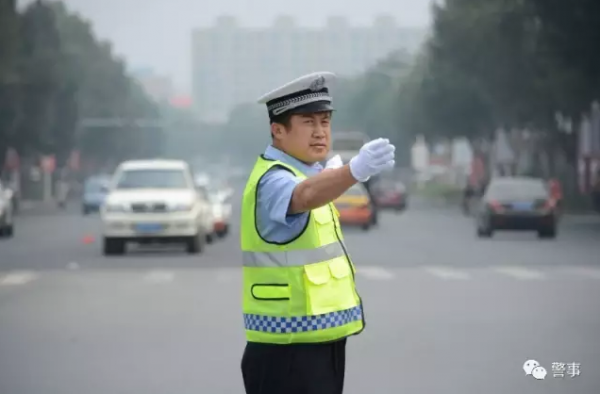 罗振波,1986年9月入伍,2002年1月转业,分配到铁岭市公安局交通警察支队,一直在一线岗位工作。先后多次被评为“优秀公务员”、“先进个人”,荣立个人三等功3次。