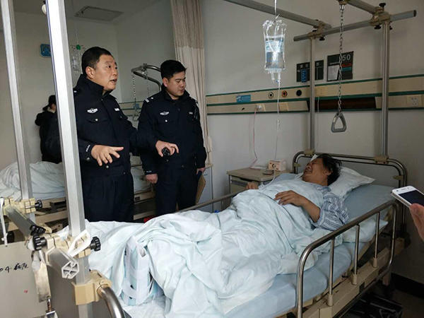 扬州交警到医院看望事故中受伤的靳淑海 本文图均为 家属提供 图