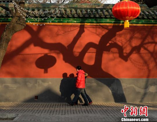资料图：北京市民早春时节迎“破五”。中新社发 侯宇 摄