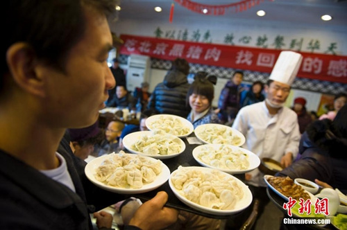 资料图：2014年2月4日，北京一家饺子店里的客人络绎不绝。当日是农历正月初五，北方人俗称“破五”。中新社发 崔楠 摄