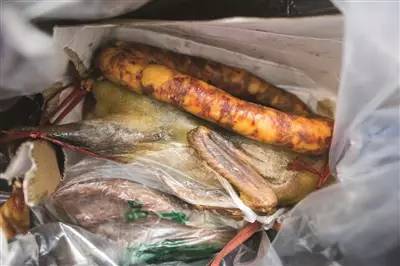 湖南常德任小姐从老家带回来的腊肠和鸭子。记者 许康平 摄