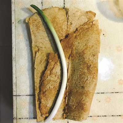 张女士从江苏宿迁带回来的煎饼,妈妈做的,婆婆爱吃,说杭州很难买到的。 照片由本人提供
