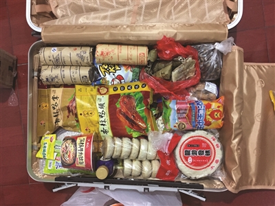 杭州罗小姐远嫁昆明,这是82岁的奶奶给她收拾的行李箱。 照片由本人提供