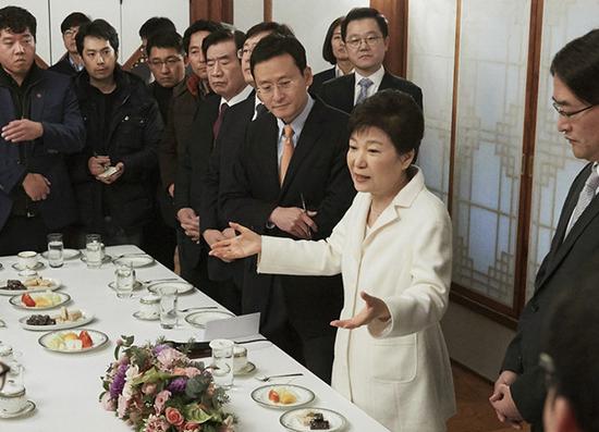 2017年1月1日，在韩国首尔，韩国总统朴槿惠（右二）在记者座谈会上讲话。（新华/美联）