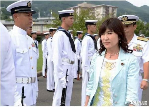 日本女防卫大臣着装遭攻击 成名作是性感网眼