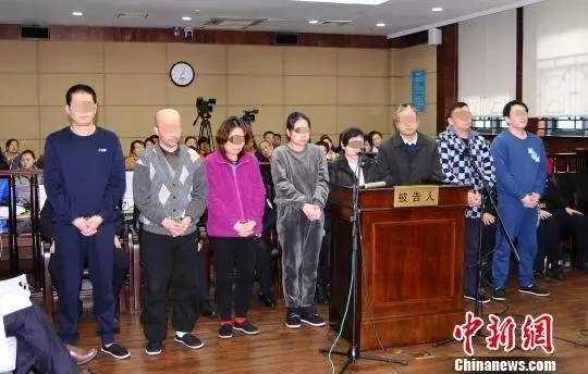 上海重生儿资讯销售案一审9日在浦东法院宣判。图为8名原告人受审。