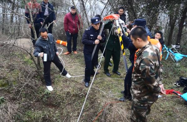 警方和消防在施救。 警方供图