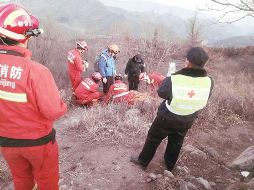 法制晚报讯（记者 董振杰）昨天下午，一名游客在门头沟妙峰山玉皇顶附近发现一名冻僵男子，救援队赶到后，将男子遗体运下山去，转交警方处理，目前尚不清楚该男子身份。