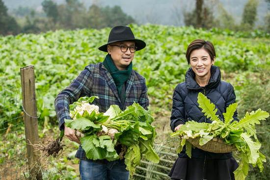 徐峥变农家潮叔下地摘菜 《食囧》探访火锅匠人