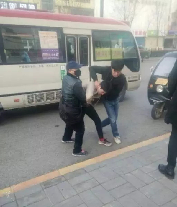有网民表示,涉事小偷在巴士上已多次犯案,他看到当天早上该伙小偷偷去一名女生的手机,再“误导她下车追其他人”。