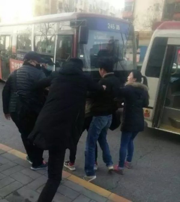 陕西少年公交车上指认小偷遭群殴,西安警方成立专案组侦办