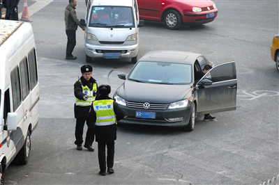 女子开外地车进北京长安街被罚 状告交警: