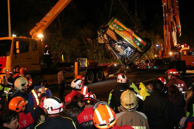 游览车车体于14日零时26分吊离边坡,车体残破不堪,可见车祸发生时撞击力道之大。(图片来源:台湾《中时电子报》)