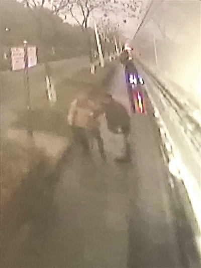 警方查到“逃窜大妈”曾扶持过一位晚年女子,并从晚年女子佩带的敬老卡找到了她