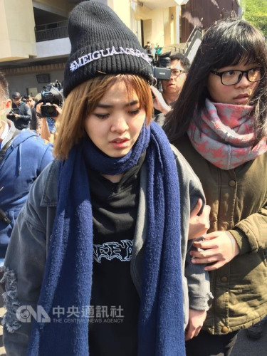 台湾游览车事故涉事旅行社指出,司机康育熏在出车前有足足休息24小时,女儿康宜甄2月14日在二殡控诉旅行社说谎。台湾“中央社”记者梁佩绮摄