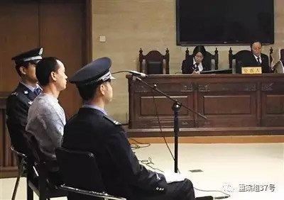 新京报此前暗访考察中,“血头”(穿红衣女子)带着几名卖血者汇集在某病院门诊大厅。