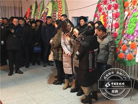 10日17时许,赵天昱在出警执行抓捕任务时,与持刀犯罪嫌疑人于某展开殊死搏斗,身中21刀,壮烈牺牲。歹徒丧心病狂,刺伤赵天昱后,将一同出警的派出所民警程岩生刺伤。目前,犯罪嫌疑人已被抓获。