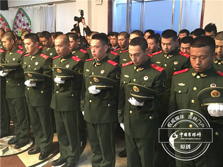14日上午,瑟瑟寒风中,吉林省辉南县爱民大街上,数千群众从四面八方涌来,他们要送英勇牺牲的好民警赵天昱最后一程。