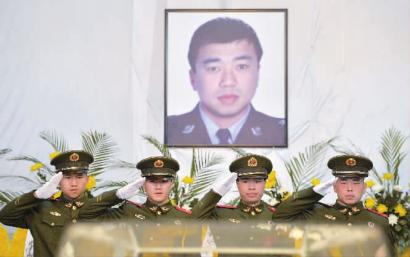 吉林:警察抓捕嫌犯牺牲 母亲悲伤过度离世