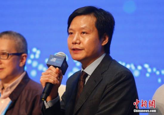 资料图:2016年11月,小米公司董事长兼CEO雷军在浙江乌镇出席第三届世界互联网大会企业家代表集体采访活动。中新社记者 刘关关 摄