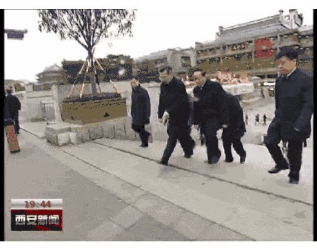 王永康顺手捡烟头