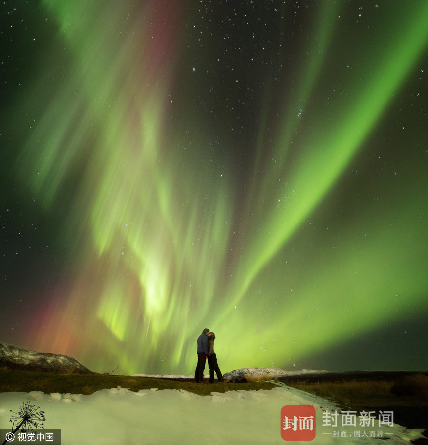 摄影师情侣拍摄冰岛美景 极光与瀑布并存 (组图)