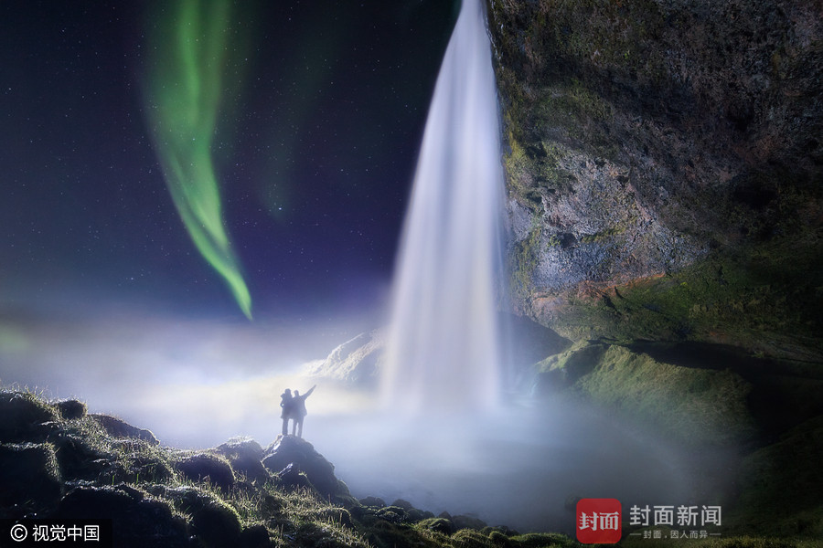 摄影师情侣拍摄冰岛美景 极光与瀑布并存 (组图)