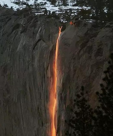 優勝美地國家公園位於加州北部，每年2月中旬，公園內的馬尾瀑布(Horsetail Fall)會有幾天出現“火瀑布”奇觀。在特定角度下，陽光照射在瀑布上形成的光學效果，會讓從懸崖上飛瀉而下的水，看上去如同岩漿一般。