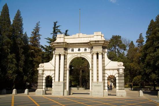 这两天,清华大学本科国际学生招生实行“申请-审核”制一事引发各方关注。清华大学今日对人民日报客户端独家回应,为什么要实行申请-审核制、什么是申请-审核制及谁将成为清华“申请-审核”制的首批国际学生。
