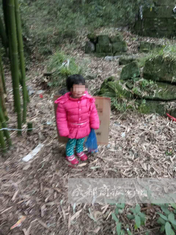1月28日，渠县李馥镇，一名两岁的小女孩被人拴在坟场旁的竹子上，女孩被冻得放声大哭。 警方供图