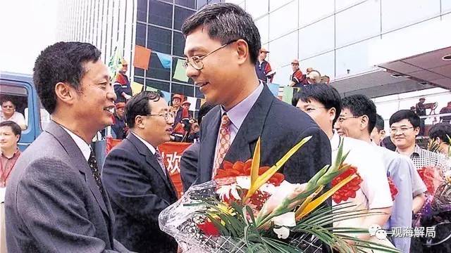 (2004年,尹弘援藏归来【右】)
