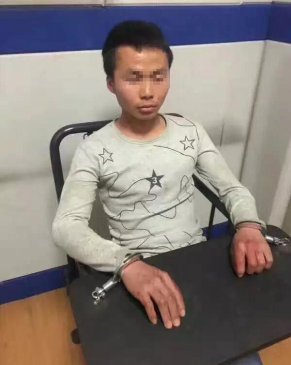 收集上传播的犯法怀疑人胡某相片,曾经其家物证明。