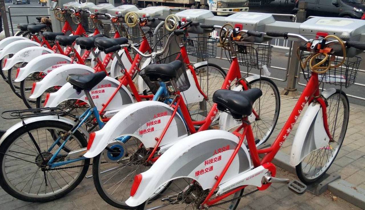 天津公共交通出行率将达40%，河北也加快公共自行车网络建设。需要开车的人越来越少，道路也更加畅通。
