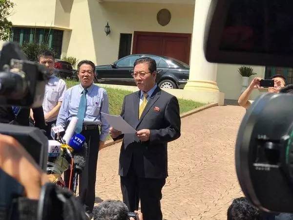 外事儿注意到，17日深夜，一辆显示为朝鲜外交官牌照的高级轿车突然停在存放金正男遗体的吉隆坡一家医院门口。姜哲在媒体闪光灯狂轰滥炸下发表了近10分钟指责马来西亚的声明。