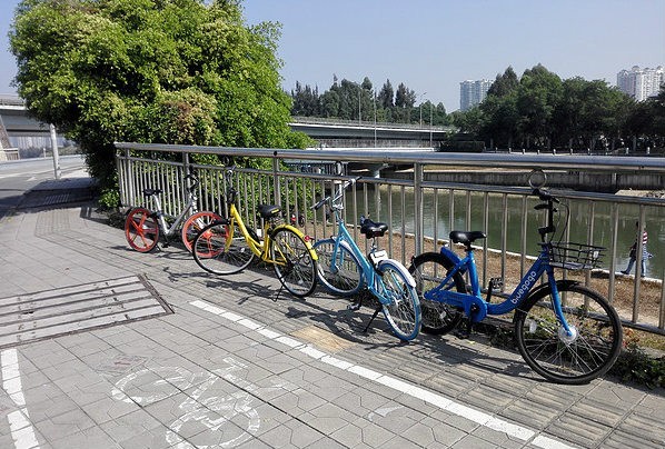 方便出行的共享单车.左至右:摩拜、ofo、小鸣、小蓝.