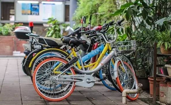 共享单车对城市管理提出了挑战,相关部门应该对其疏导和服务.