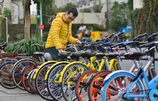 共享单车正在解决城市拥堵、年轻人生活成本过高等众多问题.