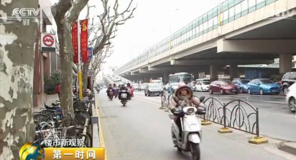 跟这个冬天一样寒冷的,是上海的二手房市场。这家房产中介门店,去年20多人的销售团队如今只剩下不到一半。以往销售人员都是忙着出门陪客户看房、签约,但现在,却只能坐在店里玩手机。