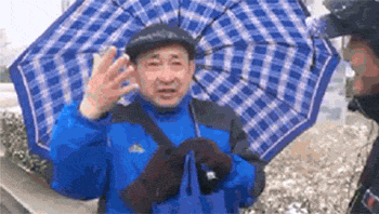 央视街采“看到雪啥心情” 北京大爷中英文对答自带嗨点(动图/视频)