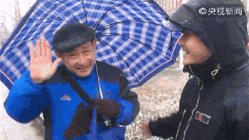 央视街采“看到雪啥心情” 北京大爷中英文对答自带嗨点(动图/视频)