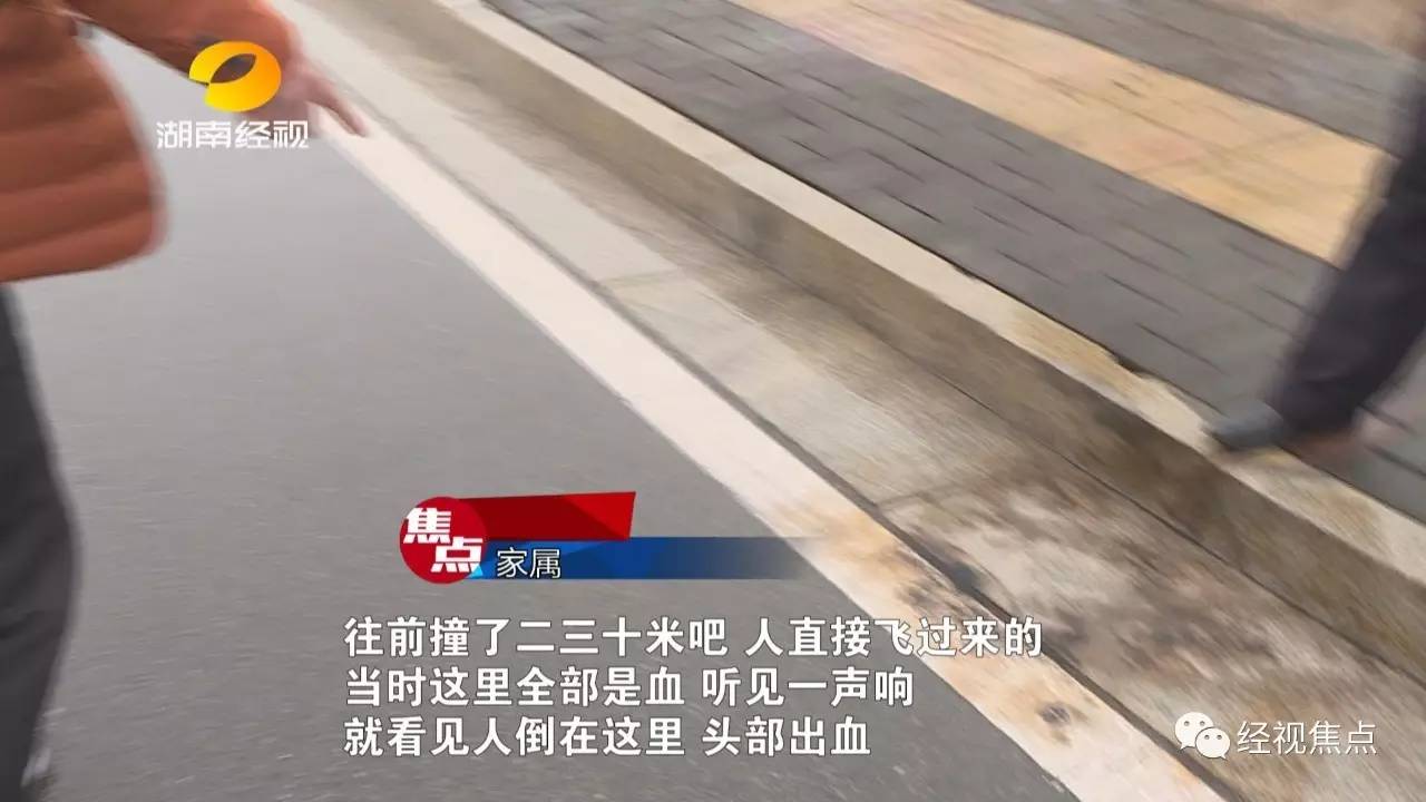 而肇事司机则一脸内疚的跪在马路边上,还有一名女子也陪着一起下跪了,有可能是司机的家属。交警很快抵达现场,对事故展开调查。
