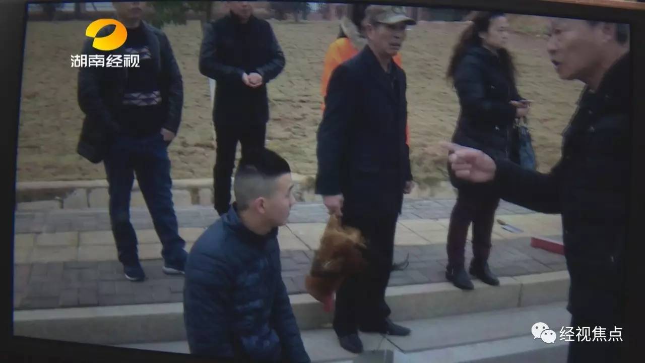 肇事司机姓黄,今年20岁,今天早上开表哥的面包车去办事。他称,当时突然看到眼前有一个人出现,很慌张,想踩刹车但是没踩死。