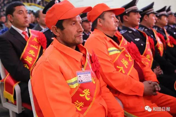 地区在皮山县召开“2·14”案件奖惩大会上,受表彰代表参加会议。