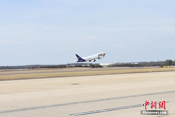 2017年2月21日下午，“宝宝”搭乘的联邦快递货机，从华盛顿杜勒斯国际机场出发，飞往中国成都。中新社 图