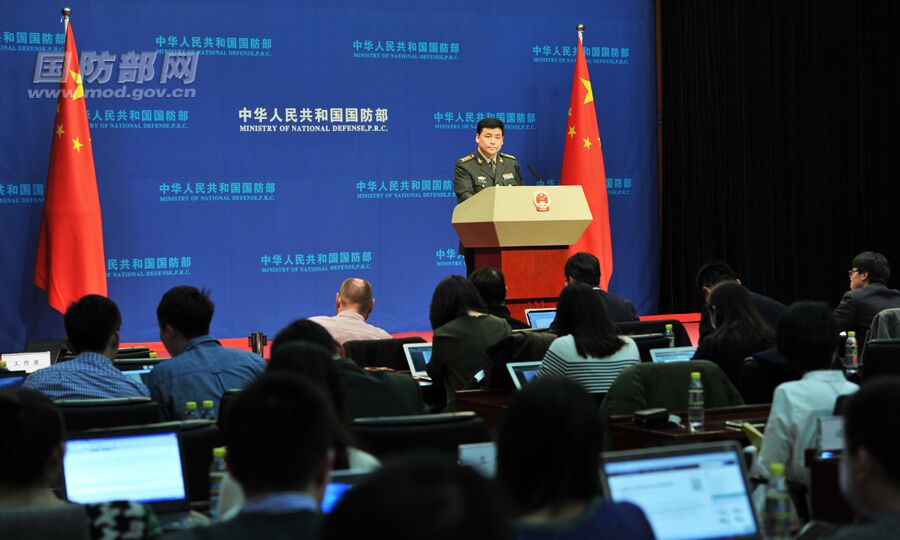 国防部新闻局副局长、国防部新闻发言人任国强上校答记者问。 李爱明 摄