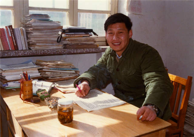 1983年，在河北正定办公室里的习近平。 新华社发