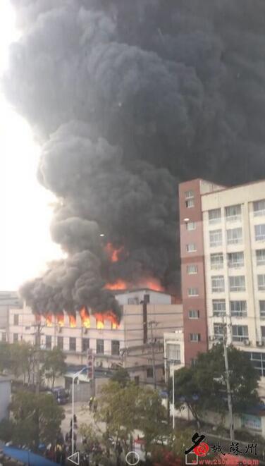 苏州工厂突发火灾十公里外可见浓烟 暂无人员